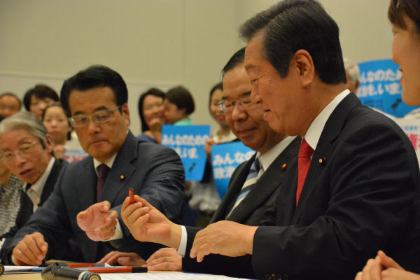 政策合意・調印式。小沢代表のペンのインキが出なかったため、岡田代表が自分のペンを差し出した。選挙協力もこんな調子で行かないものだろうか。=7日、参院会館　撮影：筆者=