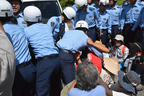 警察車両の前に座り込んだ市民たちを剥がそうとする福岡県警機動隊。=20日、東村高江　撮影：筆者=