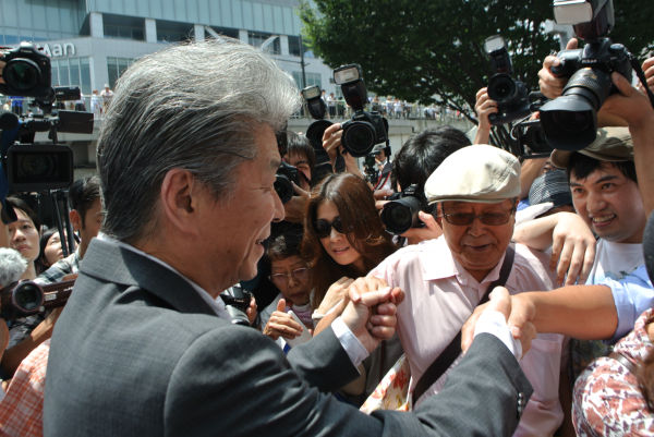 有権者は野党統一の都知事候補を歓迎した。=14日、新宿　撮影：筆者=