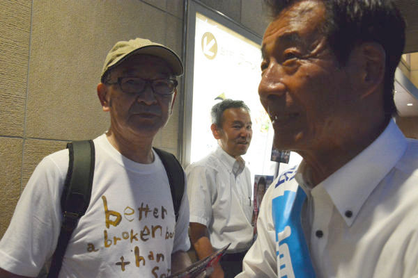 川崎市内の有権者（左）は「負けられないね」と励ました。「言論の自由は壊されたら建て直しがきかないから真山さんが大事」と支持の理由を話した。=4日夕、JR川崎駅前　撮影：筆者=