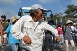 建設資材の搬入を阻止し踊り出す地元住民。写真中央は辺野古のチャプリンこと小橋川共行氏。