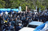 警視庁、愛知県警、福岡県警など本土から押し寄せてきた機動隊は500人にのぼった。沖縄に地方自治はあるのだろうか。=7月22日、東村高江　撮影：筆者=