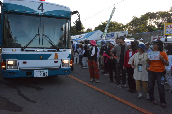 機動隊のカマボコ（隊員輸送バス）が通るたびに現場は騒然とした。=7月19日、N1ゲート前　撮影：田中龍作=