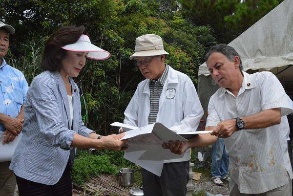 建設予定地の図面を見ながら違法性を調査する沖縄選出の国会議員。=4日、高江・N1ゲート裏　撮影：筆者=