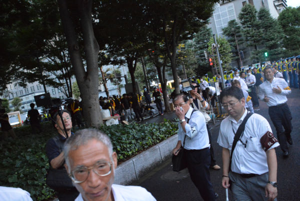間もなくテントは跡形もなくなった。田中が強制撤去を撮影していると東京地裁の執行官たちが駆け寄ってきた。=21日午前5時01分、経産省前　撮影：筆者=