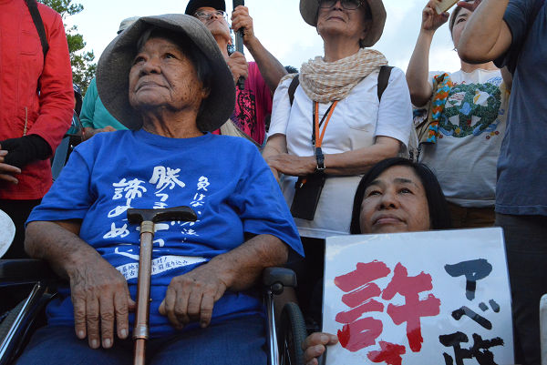 ヘリパッド建設反対集会には島袋文子オバア（87歳・写真左）も駆けつけた。沖縄戦で泥水をすすって生き延びたオバアは戦争に対する憎しみが深い。=5日夕、高江N1ゲート裏　撮影：筆者=