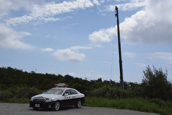 現場は沖縄県警のパトカー２台が警戒にあたっていた。=３日、東村宮城　撮影：筆者=