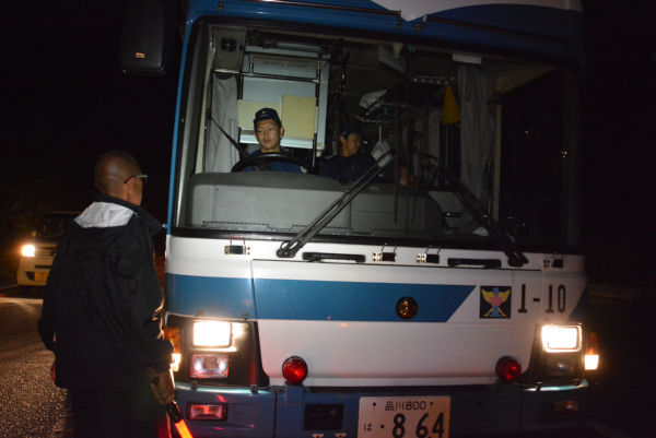 品川ナンバーの警察車両が、我がもの顔で沖縄を走る。=3日午前4時46分、東村赤橋南詰　撮影：筆者=