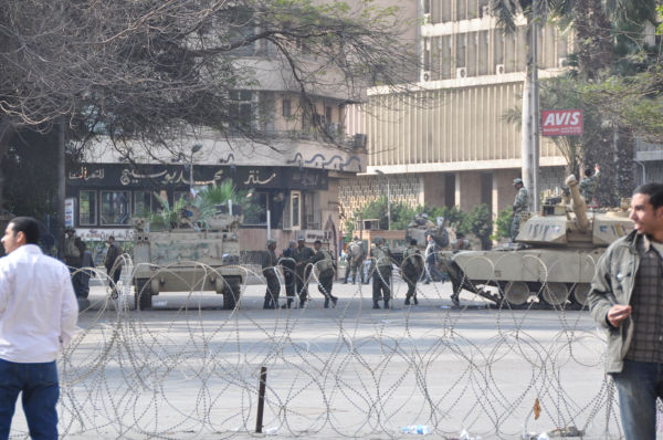 エジプト市民革命。田中は市民の後ろ側にいたため、アメリカ大使館を守ろうとする兵士と戦車を撮影できた。＝2011年2月、タハリール広場から米国大使館に通じる道　写真：筆者＝
