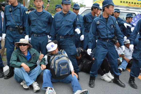 警察はこの日、住民・市民40人に対して160人の機動隊員を出して道路から強制排除した。=1日、東村高江　撮影：筆者=