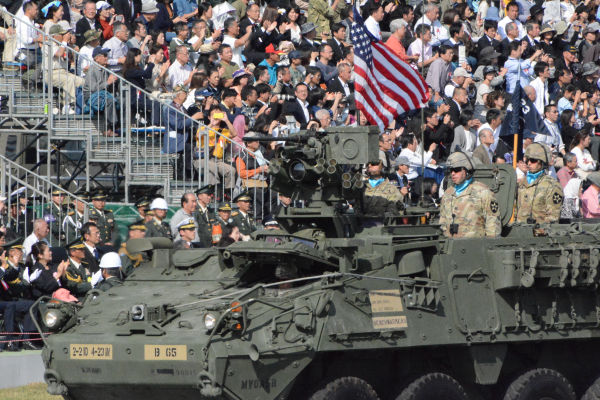 米海兵隊の装甲車が現れた。安倍首相も米軍の観閲対象ということだろうか。=23日、朝霞駐屯地　撮影：筆者=