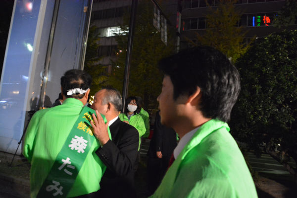 選対幹部は森候補の肩を抱き励ましていた。=15日夕方、新潟駅万代口　撮影：筆者=