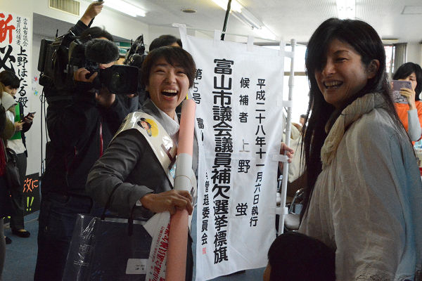 新潟県知事選挙で母親たちのまとめ役をつとめていた女性（右）が激励に駆けつけた。=30日朝、富山市内　撮影：筆者=