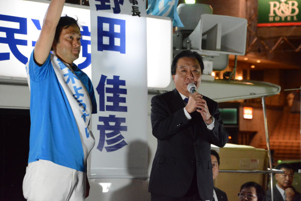 野田幹事長が応援に立った。連合からクギを刺すよう仰せつかったのだろうか。=22日JR大塚駅前、午後7時45分頃。撮影：筆者=