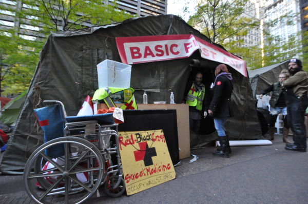 強欲資本主義に抗議するオキュパイ運動で設営された医療チームのテント。何年も病院に行ったことのない人々のために看護師が診療にあたった。＝2011年、ＮＹウォール街。撮影：筆者＝