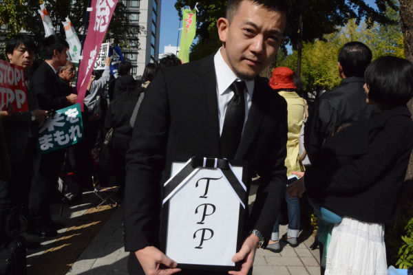 男性（会社員）は「TPPを葬りに来た」。「喪服姿で集まろう」という集会だった。=4日、国会前　撮影：筆者=