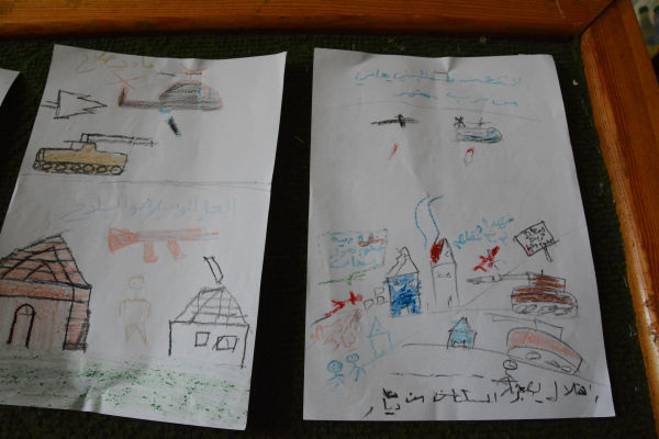 ガザの子どもが描く絵には、軍用ドローン（左上）がよく登場する。=2014年8月、ガザ地区の小学校　撮影：筆者=