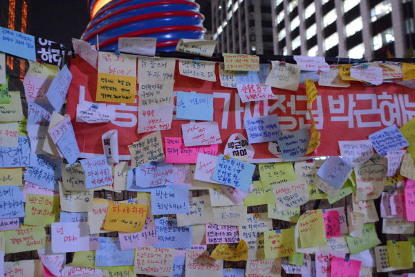 キャンドル集会の広場前では、市民たちがポストイットに思い思いの政権批判を書いて貼り付けた。=11日、ソウル・清渓川前　撮影：筆者=
