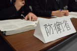 防衛省当局者はいつからダンプが走り始めたのか、答えきれなかった。それ「法律違反があったとの認識はない」と。=2日、参院会館　撮影：筆者=