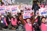 韓国全土から集結した学校の非正規職員達が道路を埋め尽くした。＝12日、ソウル市内　撮影：筆者＝