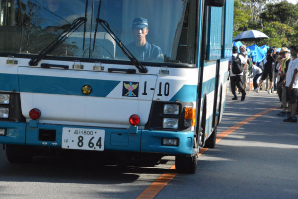 品川ナンバーの機動隊車両が我が物顔で沖縄の県道を走る。=７月、高江　撮影：筆者=　