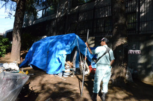 国立競技場が取り壊される前、10張りの青テントが建物に寄り添うようにしてあった。筆者が訪れた際、建設業者が測量していた。=2013年9月、撮影：筆者=