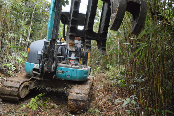 ユンボが容赦なく原生林を破壊していた。=9月、ヘリパッド建設現場　撮影：筆者=