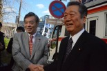 共産党の国対委員長と元自民党の幹事長が同じ街宣車に乗る。「昨日の敵は今日の友」を地で行く光景だ。=25日、京都駅前　撮影：筆者=