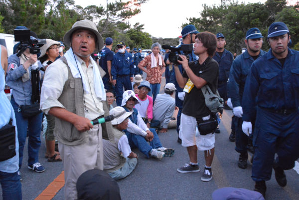 沖縄平和運動センターの山城博治議長たちが、警察による「ひき逃げ」に猛抗議した。=昨年7月21日午後７時22分頃、高江　撮影：筆者=