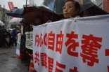 参加者たちは冷たい雨に打たれながら「共謀罪（の国会上程）を閣議決定するな」と訴えた。＝21日朝、首相官邸前　撮影：筆者＝