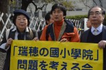 入廷する木村真・豊中市議会議員（中央）。右は原告代理人の大川一夫弁護士。＝14日、大阪地裁前　撮影：筆者＝