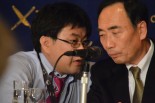 籠池理事長は弁護士と打ち合わせながら慎重に記者の質問に答えた。＝23日夕、日本外国特派員協会　撮影：筆者＝