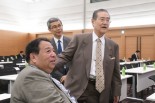 村上誠一郎議員（左・着席）と野田毅・税制調査会最高顧問（左）。二人ともI am not Abe で鳴る。＝16日、衆院会館　撮影：筆者＝