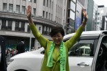 小池知事が首に掛けたタオルには‘MAKE TOKYO GREAT AGAIN’。まるでトランプ大統領のように単純な言葉で大衆を煽る。＝25日、中央区・銀座4丁目　撮影：筆者＝