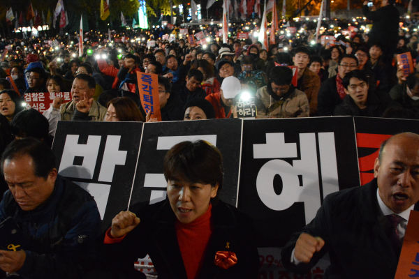 100万人デモの夜。人々は大統領の「即刻退陣」を求めて路上に座り込んだ。＝2016年11月、ソウル市内　撮影：筆者＝