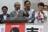 共産党の街宣車上で応援演説する二見伸明・元公明党副委員長。左から2人目。右隣は共産党の志位委員長。＝28日、文京区　撮影：筆者＝