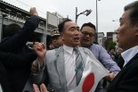 籠池前理事長は懸命に抵抗したが、警察は両脇を挟んで演説会場の外に持って行った。＝1日、秋葉原　撮影：田中＝