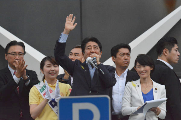 安倍首相の後ろで拍手する自民党議員。キム・ジョンウンの後ろで拍手を送る北朝鮮高官のようだ。＝1日午後4時45分頃、秋葉原　撮影：田中＝