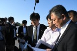 建設が進む加計学園獣医学部キャンパスで民進党調査チームに疑惑を説明する地元市民グループ。＝5月、今治市　撮影：筆者＝