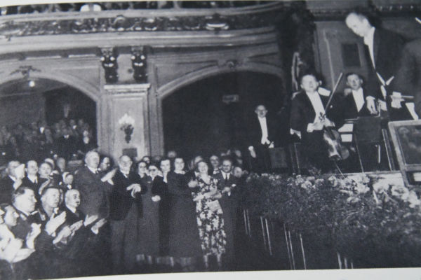 硬い表情でヒトラー（左下）にお辞儀をするフルトベングラー（右上）。1942年4月19日のコンサートで撮影されたものではないようだ。＝田中家所蔵のCDジャケットより＝