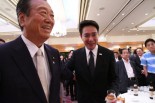 前原代表は、共産党との選挙協力を説く小沢自由党代表と幾度も会合を重ねてきたとされる。＝20日、民進党議員のパーティーで　撮影：筆者＝