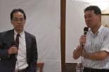 後輩が自民党から出馬する、との報道に渋い顔の古賀茂明氏（左）。＝10日午後６時ごろ、都内　撮影：筆者＝