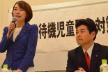 待機児童を持つ母親たちの意見を聞く集会であいさつする山尾議員。離党に追い込まれるとは誰も思っていなかった。＝昨年4月、国会内　撮影：筆者＝