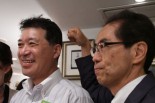 「自民党から出馬しちゃいけない」。古賀先輩は、ニヤニヤしながら説得に応じない泉田後輩にゲンコツを食らわすポーズで怒りを示した。＝9月、東京都内　撮影：筆者＝