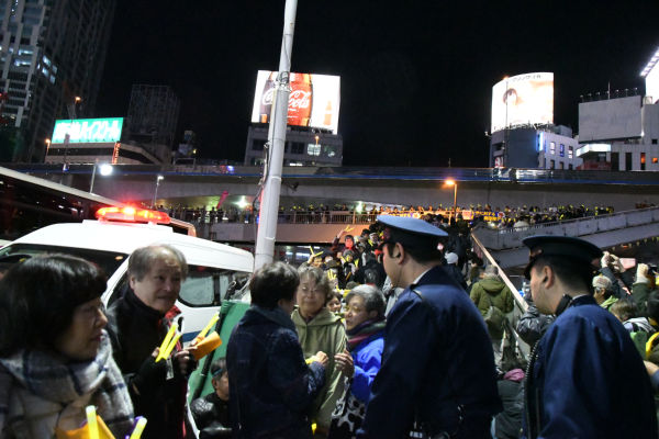 会場を移動させた後も警察はやってきた。＝25日夜、渋谷南口　撮影：筆者＝