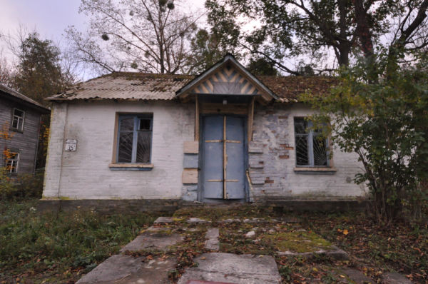 チェルノブイリ原発から30キロ圏内にある村の廃屋。事故当時の住民は現在も国家が提供する別の地の住宅で暮らす。=2012年、ウクライナ　撮影：筆者=