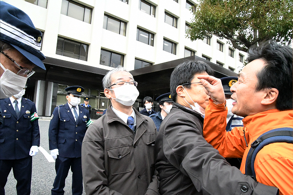 「不当勾留を続けて起訴するようなことはするな」。市民グループが検察庁に申し入れようとしたところ、多数の警察官が立ちはだかったため現場は騒然となった。＝８日、神戸地検正門　撮影：筆者＝
