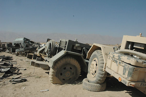 路肩爆弾で破壊された米軍車両。田中は 鉄くず泥棒 と間違われ、現地人に射殺されそうになった。＝2002年、カブール郊外　撮影：筆者＝