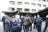 検察庁の前なのに警察官がズラリといた。＝8日、神戸地検　撮影：筆者＝