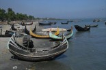 ミャンマー側からロヒンギャたちを乗せてきた船。ある難民は「40ドル払った」という。＝22日、シャープリル・ドウィップ島　撮影：筆者＝